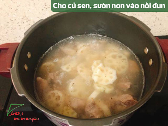 Canh sườn non nấu củ sen khô thơm mát